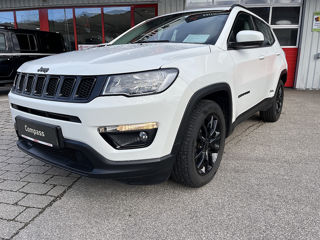 Jeep Compass 1,3 MultiAir Night Eagle T4 FWD 6DDCT bei  Müller Kraftfahrzeug GmbH in 